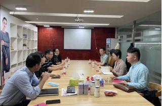 寧波大學(xué)服裝與服飾設(shè)計(jì)系老師一行蒞臨萌創(chuàng)空間調(diào)研交流